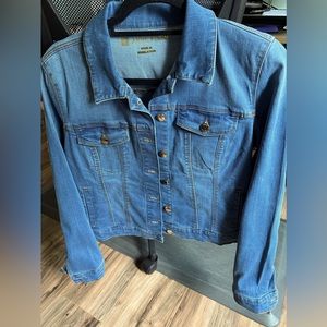 Cute denim jacket with a slight amount of stretch .